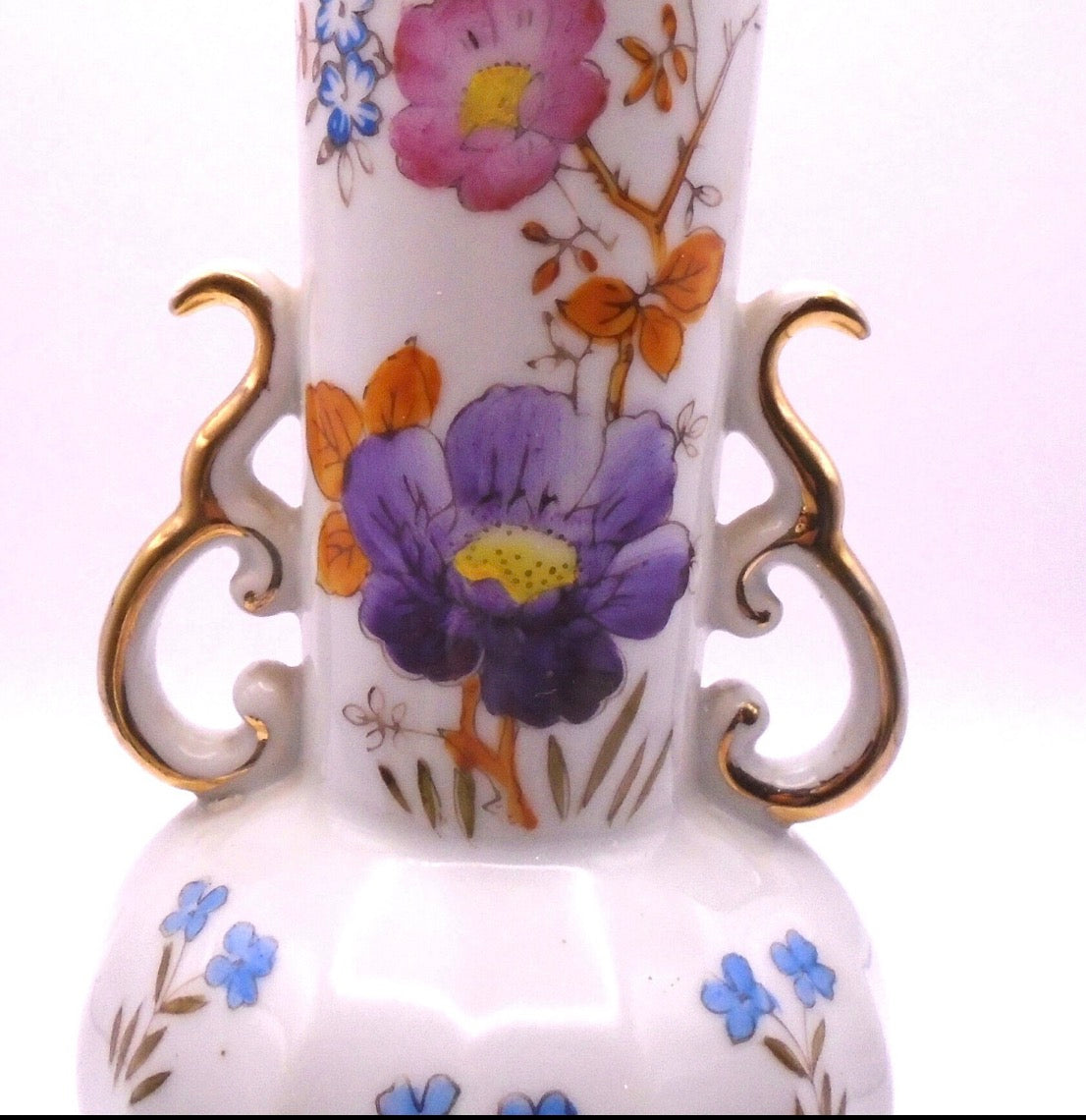 Jarrón de porcelana vintage fabricado entre 1947 y 1952 en Japón ocupado, con motivos florales pintados a mano.