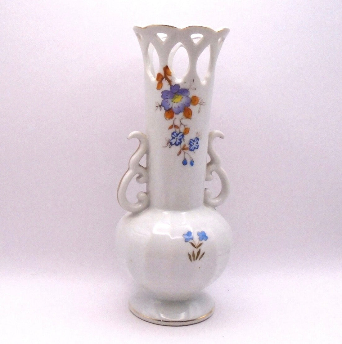 Jarrón de porcelana vintage fabricado entre 1947 y 1952 en Japón ocupado, con motivos florales pintados a mano.
