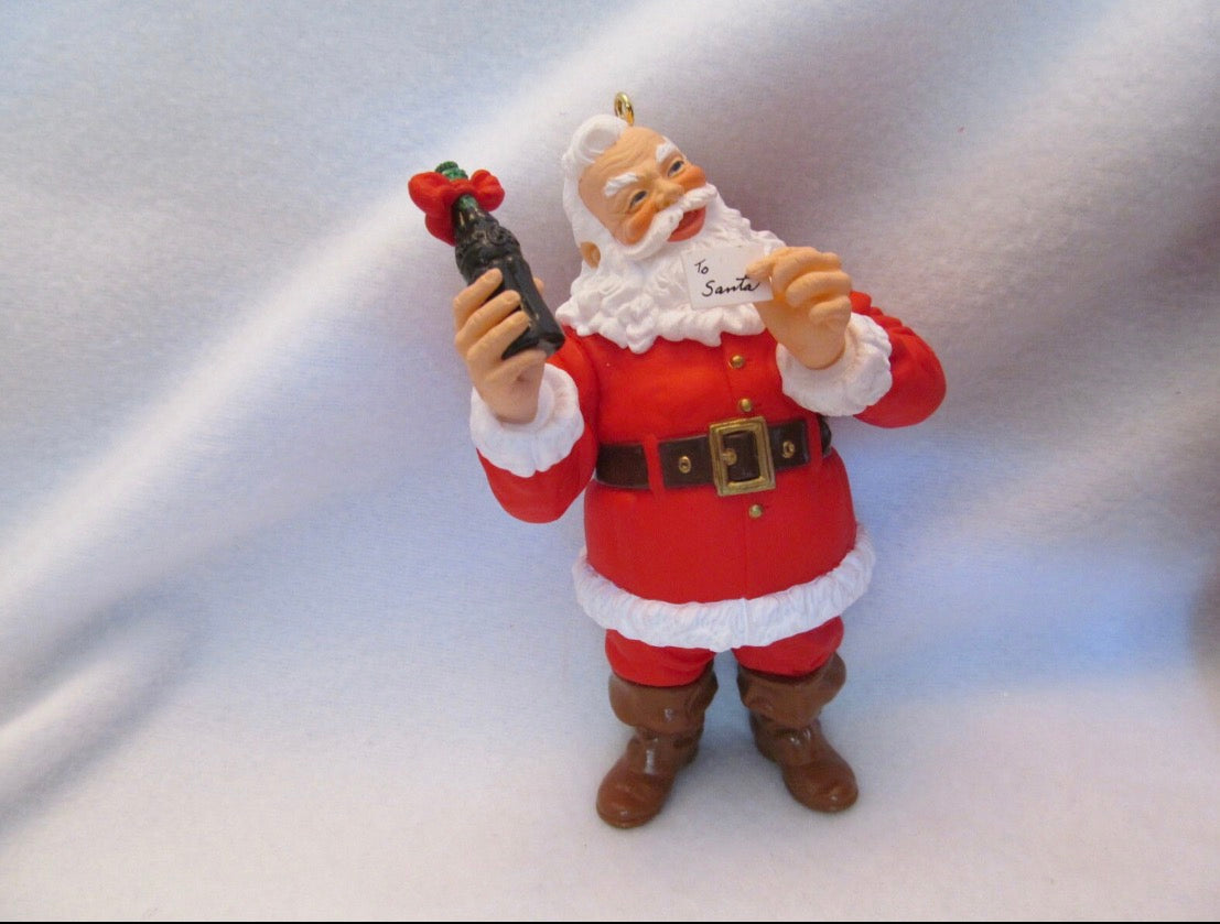 Santa Adorno Hallmark Keepsake de 1996, modelo Welcome Guest, con licencia oficial de Coca-Cola. Mide aproximadamente 7 cm de altura,