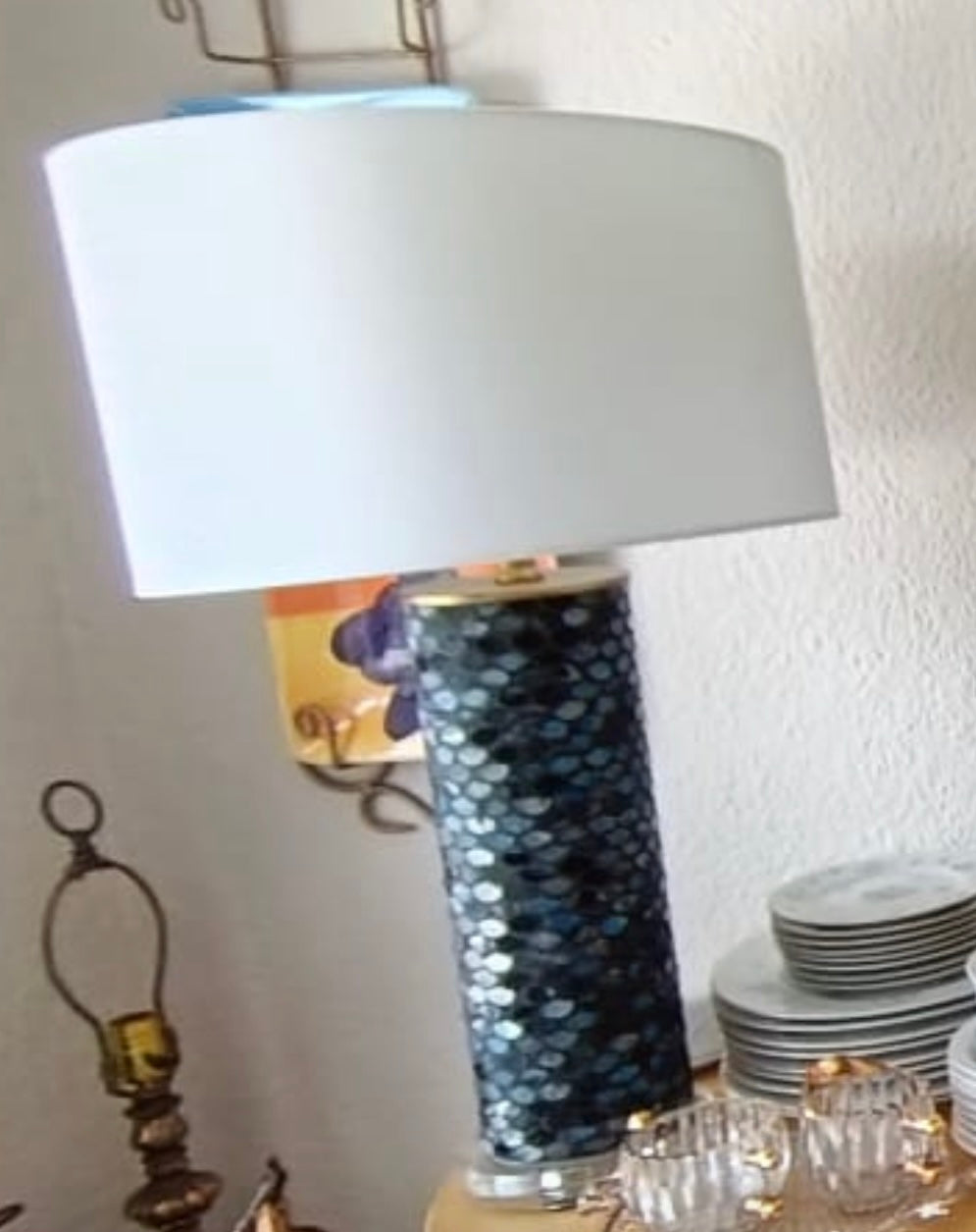 Lámpara de mesa de idears azules con cuerpo columnar de 72 cm de altura y pantalla de 43 cm de diámetro.