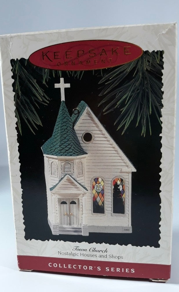 El adorno Hallmark Keepsake Town Church, número 12 de la serie 1995, representa una iglesia detallada, ideal para coleccionistas.