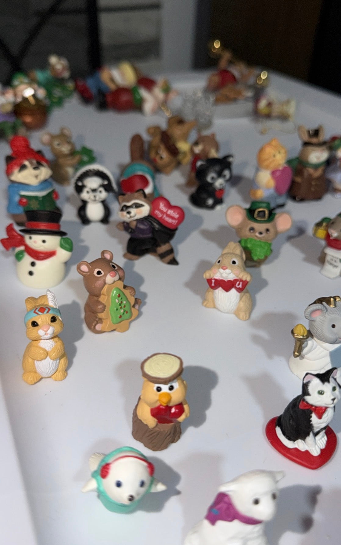 Figuras coleccionables Hallmark Merry Miniatures que representan animales festivos como ratones, osos y conejos.
(El precio es por unidad)