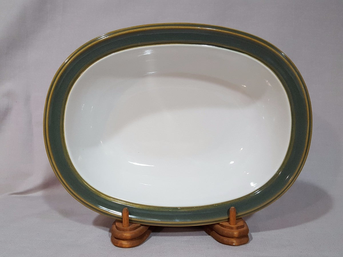 La fuente ovalada Dansk SIROCCO en color verde abeto mide 27 cm,
