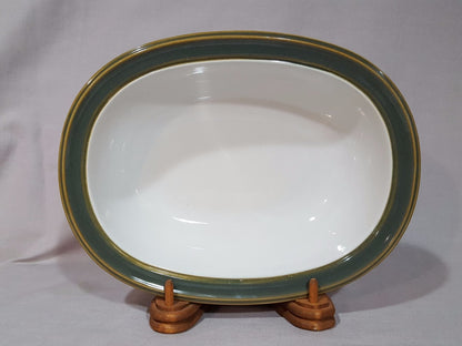 La fuente ovalada Dansk SIROCCO en color verde abeto mide 27 cm,