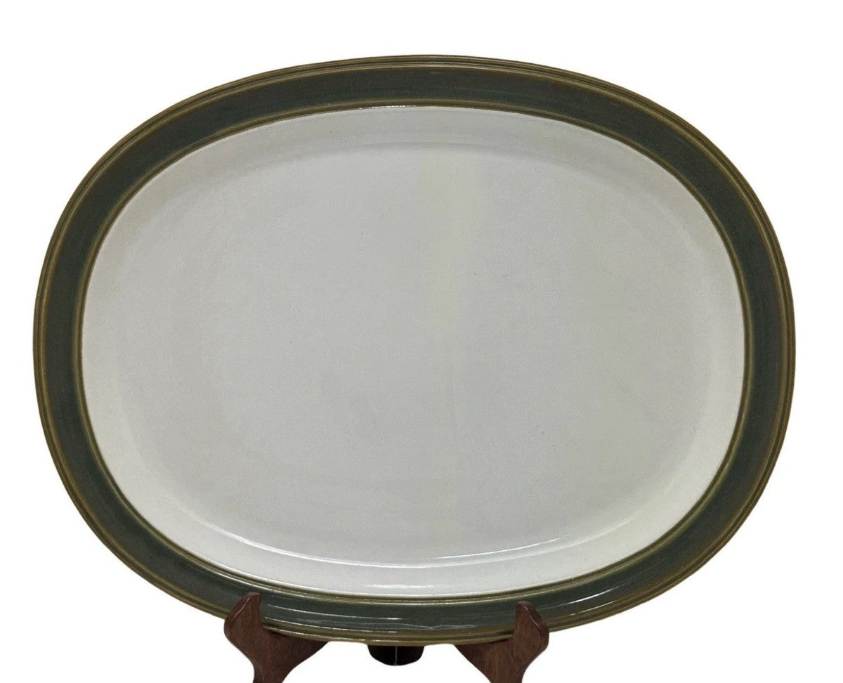 Bandeja ovalada de gres Dansk Sirocco en verde abeto, mide 35,6 cm x 27,3 cm.