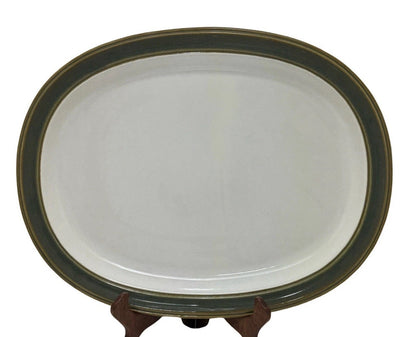 Bandeja ovalada de gres Dansk Sirocco en verde abeto, mide 35,6 cm x 27,3 cm.