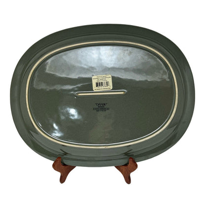 Bandeja ovalada de gres Dansk Sirocco en verde abeto, mide 35,6 cm x 27,3 cm.