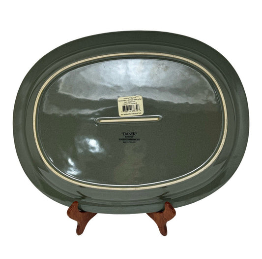 Bandeja ovalada de gres Dansk Sirocco en verde abeto, mide 35,6 cm x 27,3 cm.
