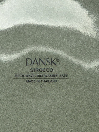 Bandeja ovalada de gres Dansk Sirocco en verde abeto, mide 35,6 cm x 27,3 cm.