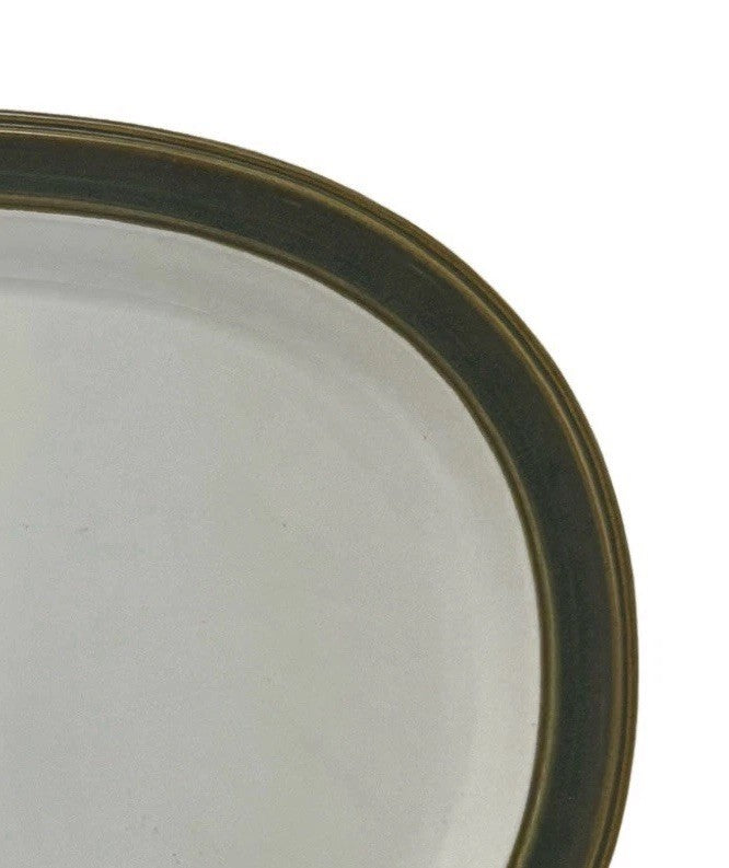 Bandeja ovalada de gres Dansk Sirocco en verde abeto, mide 35,6 cm x 27,3 cm.