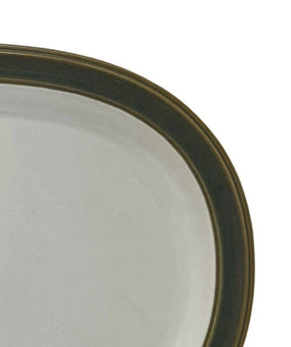 Bandeja ovalada de gres Dansk Sirocco en verde abeto, mide 35,6 cm x 27,3 cm.