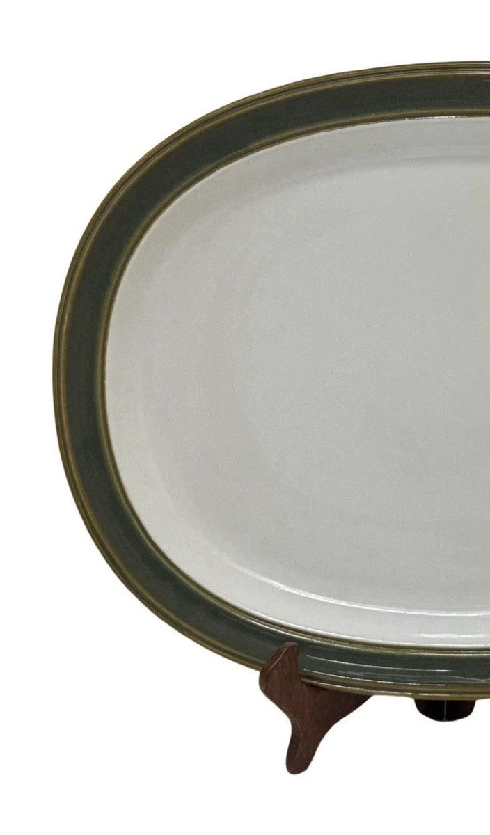 Bandeja ovalada de gres Dansk Sirocco en verde abeto, mide 35,6 cm x 27,3 cm.