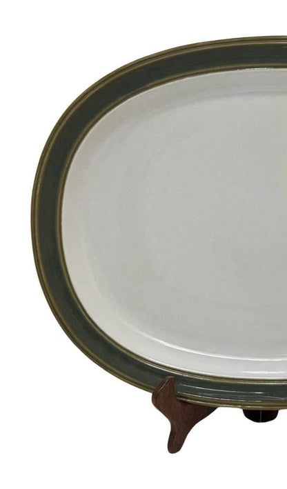 Bandeja ovalada de gres Dansk Sirocco en verde abeto, mide 35,6 cm x 27,3 cm.