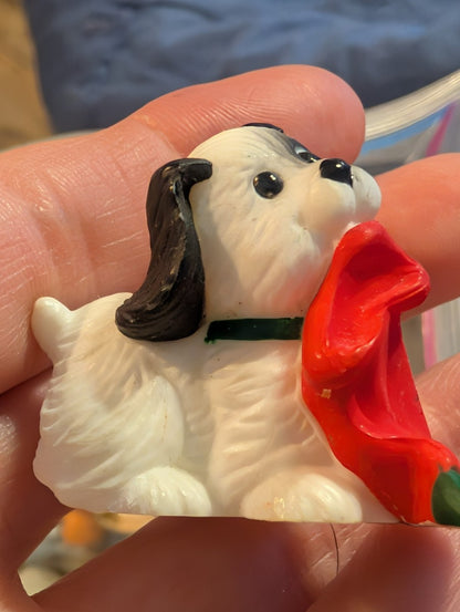 Perrito Figura coleccionable Hallmark de 1987, modelo Merry Miniatures, presenta un cachorro sosteniendo una media navideña.
