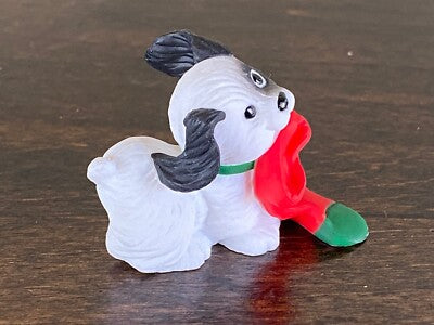 Perrito Figura coleccionable Hallmark de 1987, modelo Merry Miniatures, presenta un cachorro sosteniendo una media navideña.