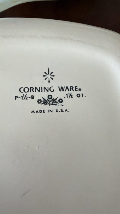 Pyrex presenta la cazuela vintage Corning Ware modelo P-1 1/2-B 1 1/2 litros reconocida por su patrón floral azul característico.