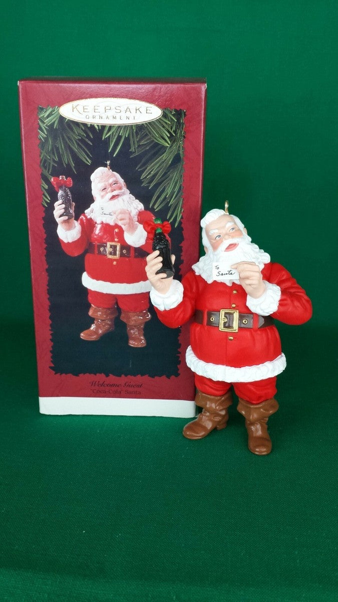Santa Adorno Hallmark Keepsake de 1996, modelo Welcome Guest, con licencia oficial de Coca-Cola. Mide aproximadamente 7 cm de altura,