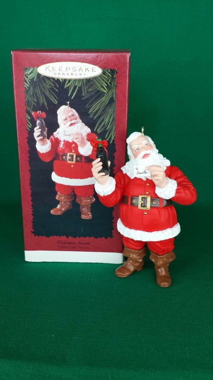 Santa Adorno Hallmark Keepsake de 1996, modelo Welcome Guest, con licencia oficial de Coca-Cola. Mide aproximadamente 7 cm de altura,