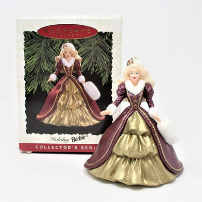 El adorno Hallmark Keepsake Holiday Barbie 1996 es una pieza de colección con detalles precisos, fabricada para preservar su estado a lo largo del tiempo.