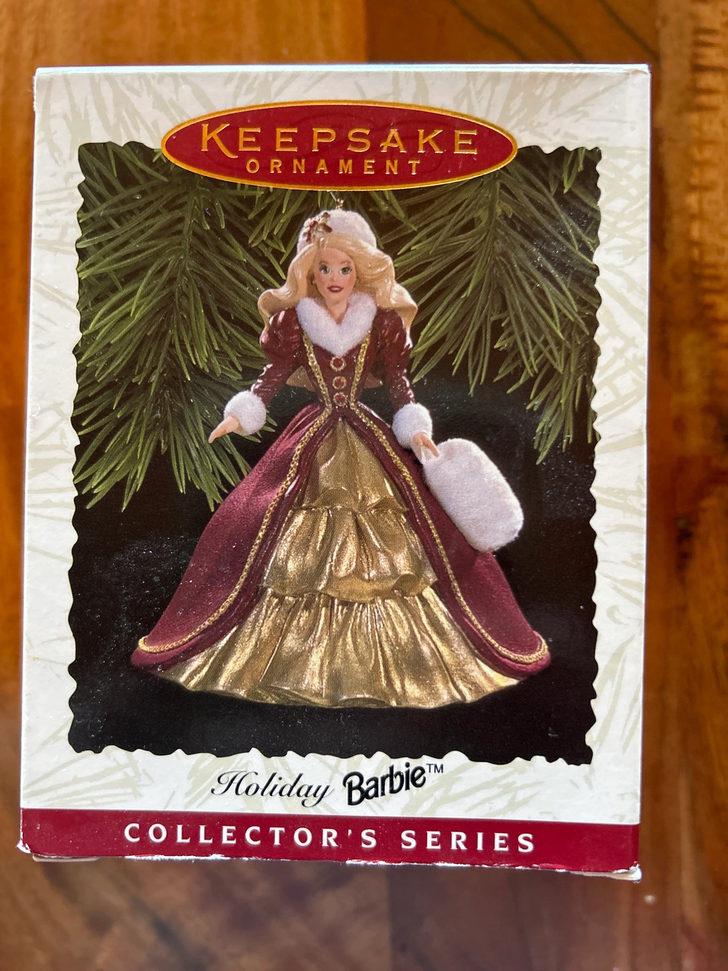 El adorno Hallmark Keepsake Holiday Barbie 1996 es una pieza de colección con detalles precisos, fabricada para preservar su estado a lo largo del tiempo.