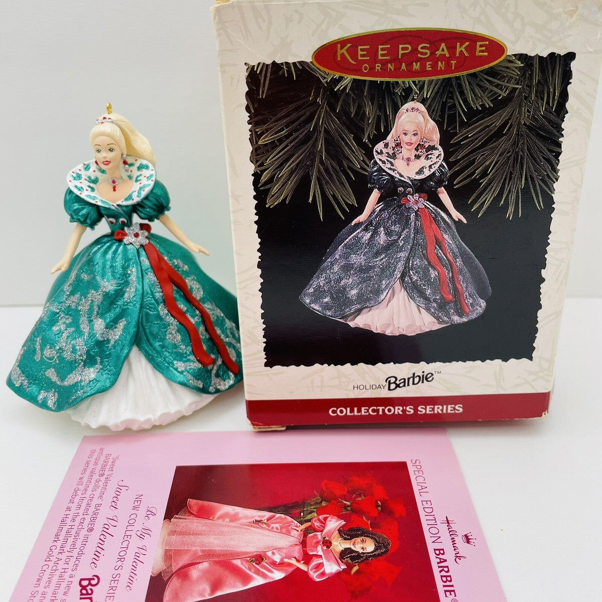 Adorno Hallmark Keepsake Holiday Barbie 1995, tercera edición de la serie Holiday Barbie.