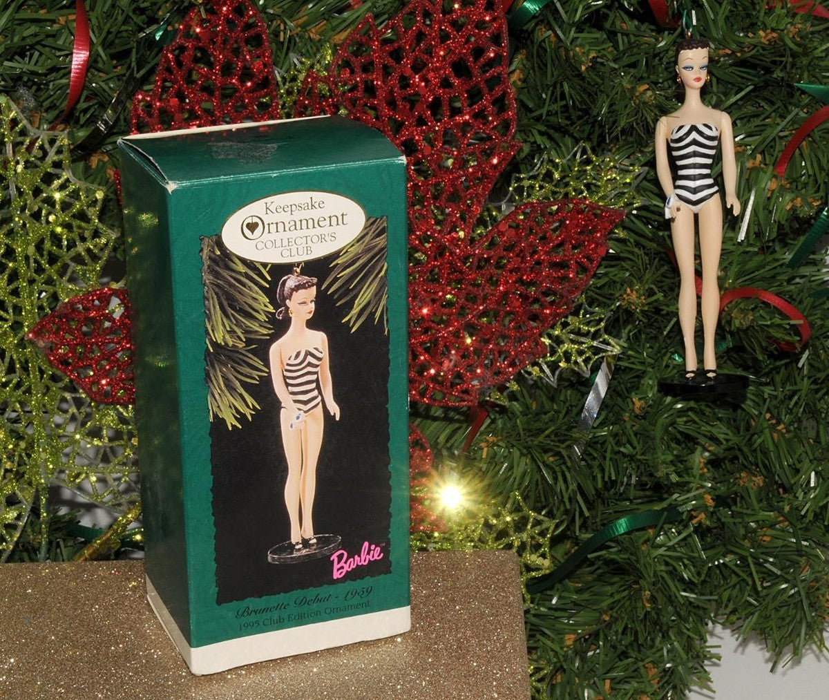 Adorno coleccionable de Hallmark 1995 que representa a Barbie Brunette Debut de 1959.