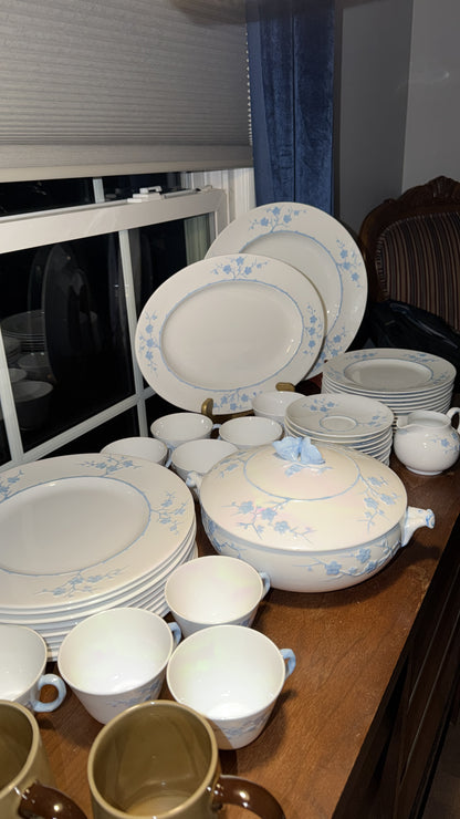 Vajilla vintage Spode de la colección Blanche de Chine, con el patrón Geisha Light Blue. Fabricada por Copeland China en Inglaterra entre 1952 y 1975. Su diseño registrado (número 785542) refleja la artesanía y precisión característica de la cerámica brit