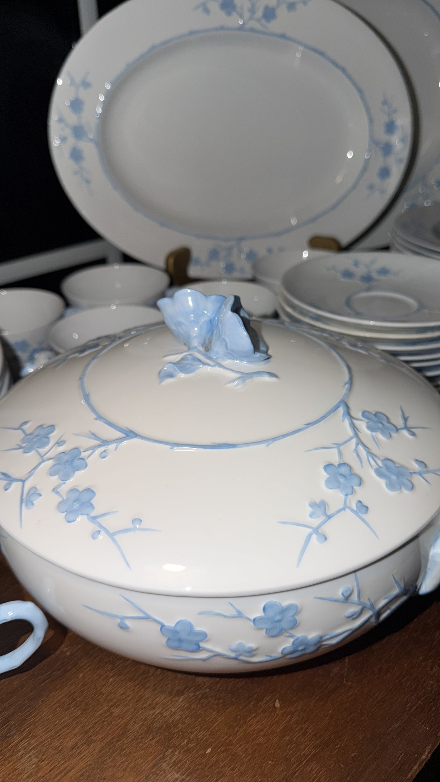 Vajilla vintage Spode de la colección Blanche de Chine, con el patrón Geisha Light Blue. Fabricada por Copeland China en Inglaterra entre 1952 y 1975. Su diseño registrado (número 785542) refleja la artesanía y precisión característica de la cerámica brit