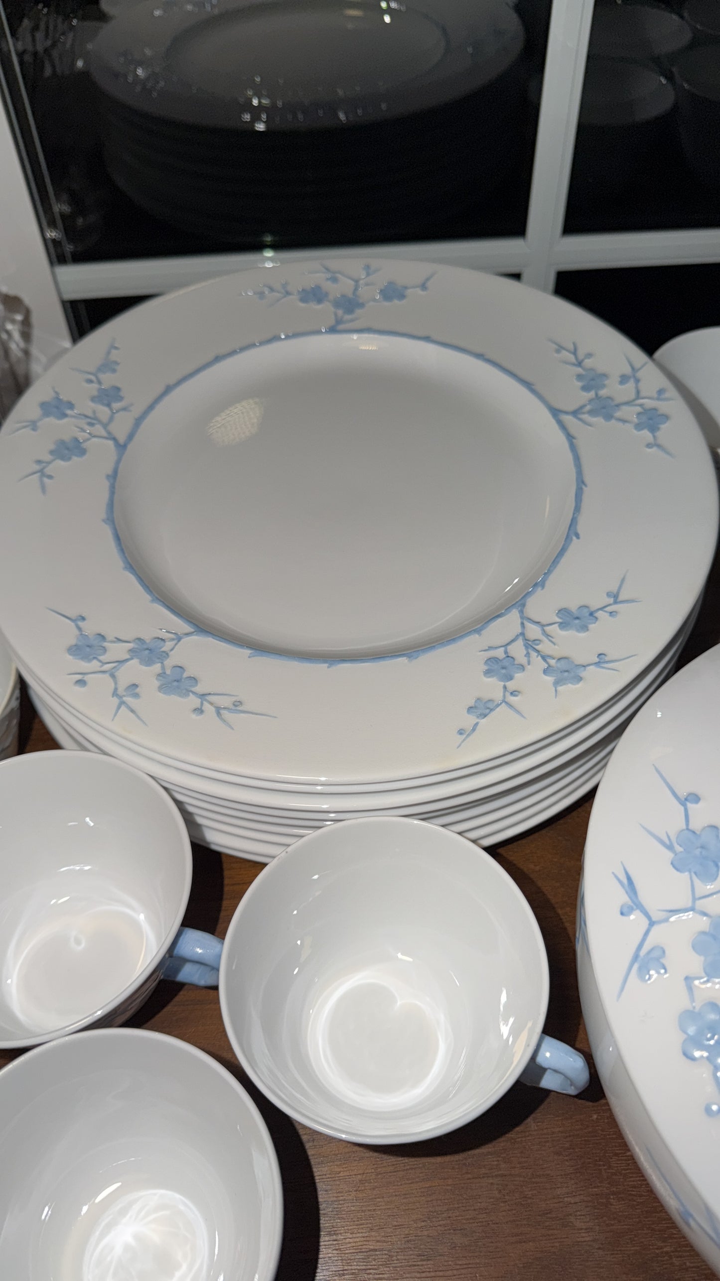 Vajilla vintage Spode de la colección Blanche de Chine, con el patrón Geisha Light Blue. Fabricada por Copeland China en Inglaterra entre 1952 y 1975. Su diseño registrado (número 785542) refleja la artesanía y precisión característica de la cerámica brit