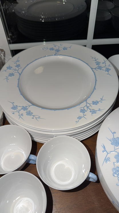 Vajilla vintage Spode de la colección Blanche de Chine, con el patrón Geisha Light Blue. Fabricada por Copeland China en Inglaterra entre 1952 y 1975. Su diseño registrado (número 785542) refleja la artesanía y precisión característica de la cerámica brit