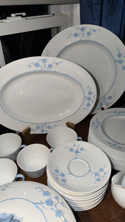 Vajilla vintage Spode de la colección Blanche de Chine, con el patrón Geisha Light Blue. Fabricada por Copeland China en Inglaterra entre 1952 y 1975. Su diseño registrado (número 785542) refleja la artesanía y precisión característica de la cerámica brit