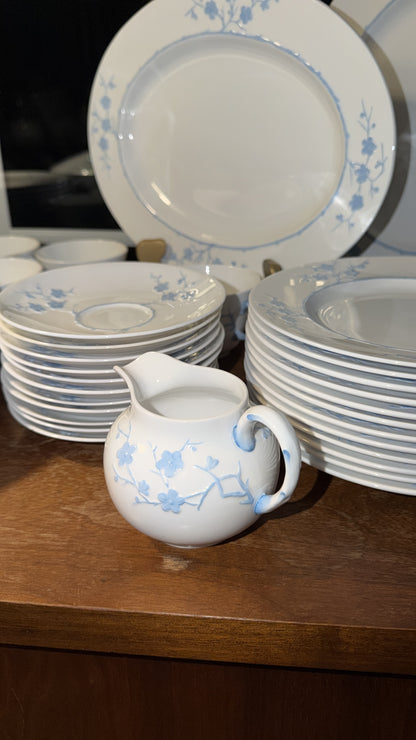 Vajilla vintage Spode de la colección Blanche de Chine, con el patrón Geisha Light Blue. Fabricada por Copeland China en Inglaterra entre 1952 y 1975. Su diseño registrado (número 785542) refleja la artesanía y precisión característica de la cerámica brit
