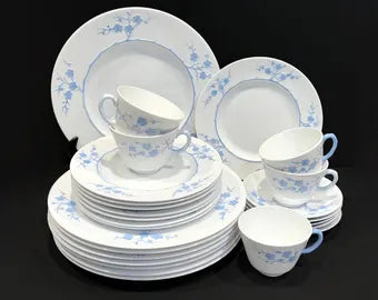 Vajilla vintage Spode de la colección Blanche de Chine, con el patrón Geisha Light Blue. Fabricada por Copeland China en Inglaterra entre 1952 y 1975. Su diseño registrado (número 785542) refleja la artesanía y precisión característica de la cerámica brit