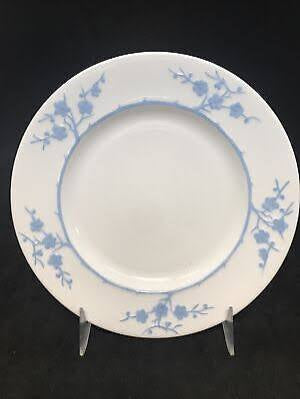 Vajilla vintage Spode de la colección Blanche de Chine, con el patrón Geisha Light Blue. Fabricada por Copeland China en Inglaterra entre 1952 y 1975. Su diseño registrado (número 785542) refleja la artesanía y precisión característica de la cerámica brit