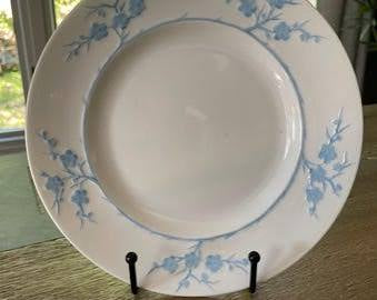 Vajilla vintage Spode de la colección Blanche de Chine, con el patrón Geisha Light Blue. Fabricada por Copeland China en Inglaterra entre 1952 y 1975. Su diseño registrado (número 785542) refleja la artesanía y precisión característica de la cerámica brit