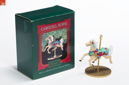 Adorno Hallmark de 1989 de la serie Star Christmas Carousel Horse, elaborado con detalles precisos que reflejan la tradición navideña.