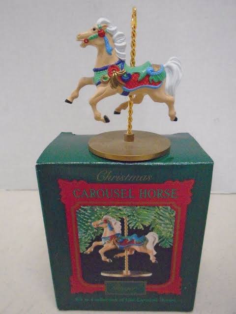 Adorno Hallmark de 1989 de la serie Star Christmas Carousel Horse, elaborado con detalles precisos que reflejan la tradición navideña.