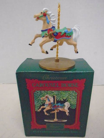 Adorno Hallmark de 1989 de la serie Star Christmas Carousel Horse, elaborado con detalles precisos que reflejan la tradición navideña.