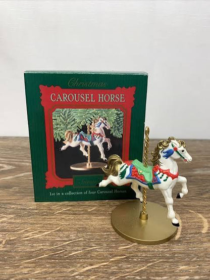 Adorno Hallmark de 1989 de la serie Star Christmas Carousel Horse, elaborado con detalles precisos que reflejan la tradición navideña.