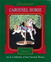 Adorno Hallmark de 1989 de la serie Star Christmas Carousel Horse, elaborado con detalles precisos que reflejan la tradición navideña.