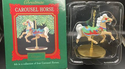 Adorno Hallmark de 1989 de la serie Star Christmas Carousel Horse, elaborado con detalles precisos que reflejan la tradición navideña.