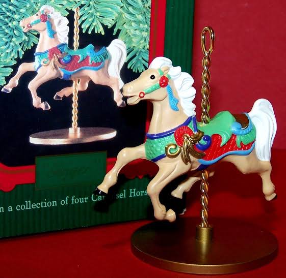 Adorno Hallmark de 1989 de la serie Star Christmas Carousel Horse, elaborado con detalles precisos que reflejan la tradición navideña.