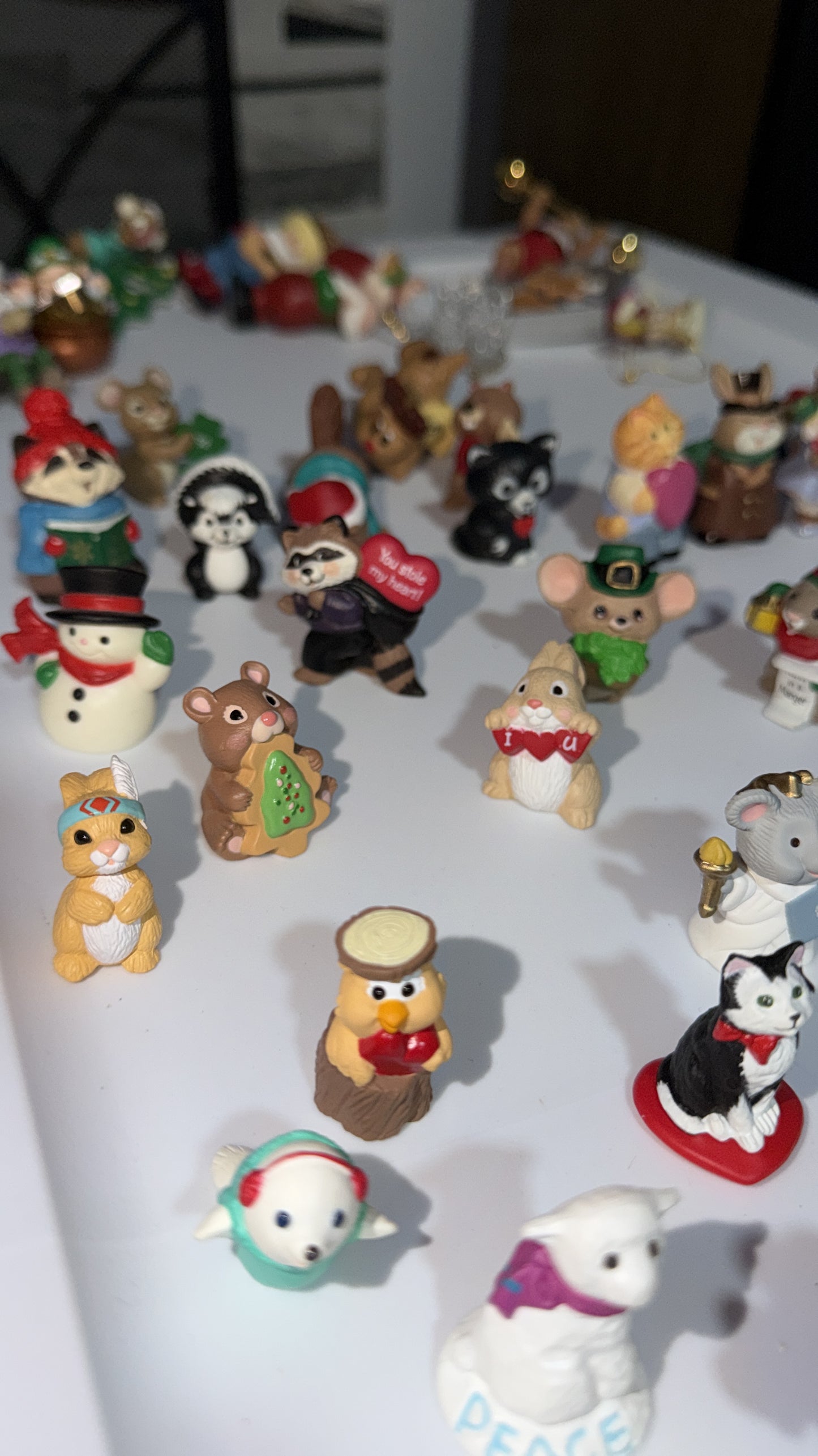 Figuras coleccionables Hallmark Merry Miniatures que representan animales festivos como ratones, osos y conejos.
(El precio es por unidad)