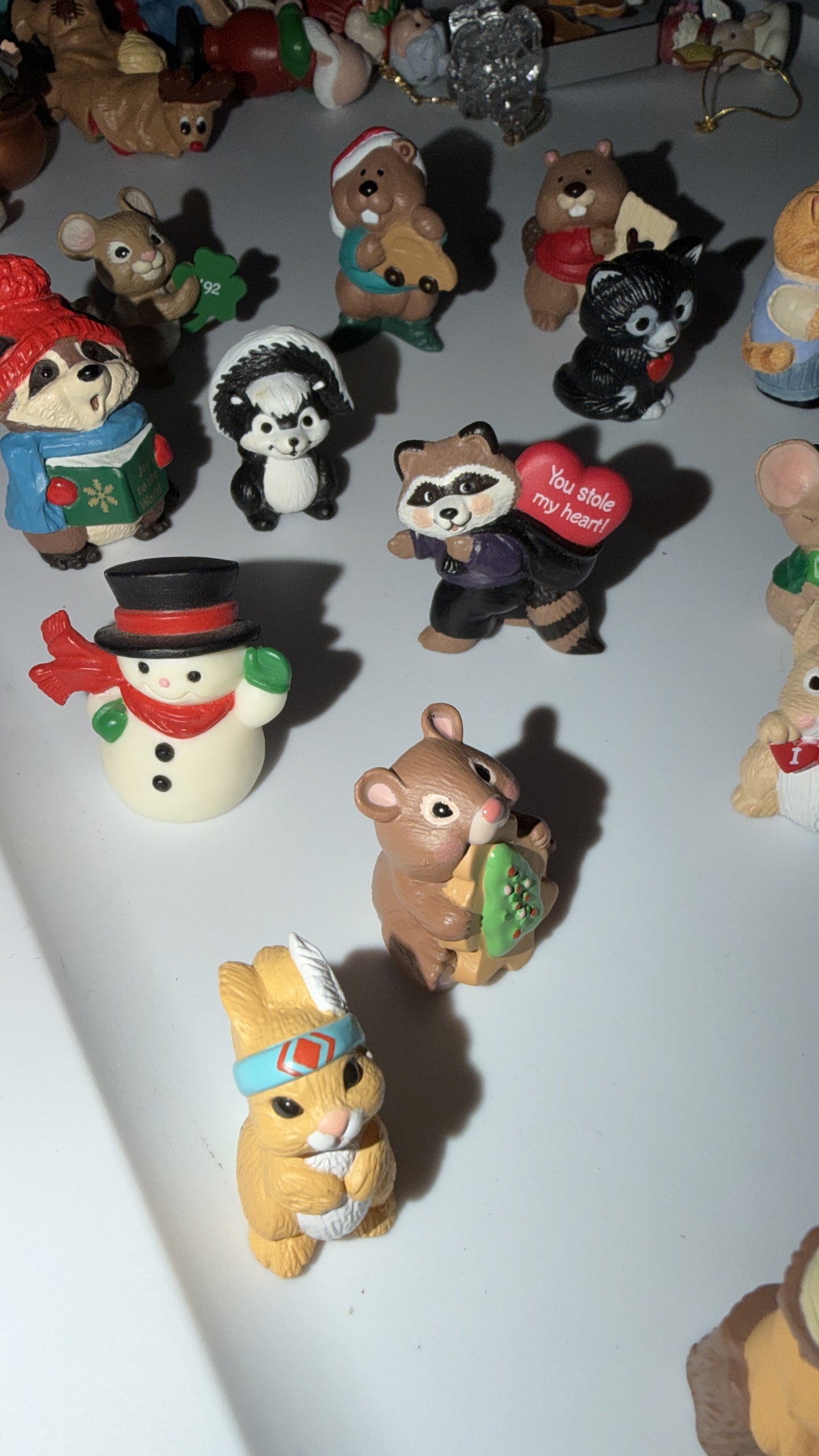 Figuras coleccionables Hallmark Merry Miniatures que representan animales festivos como ratones, osos y conejos.
(El precio es por unidad)