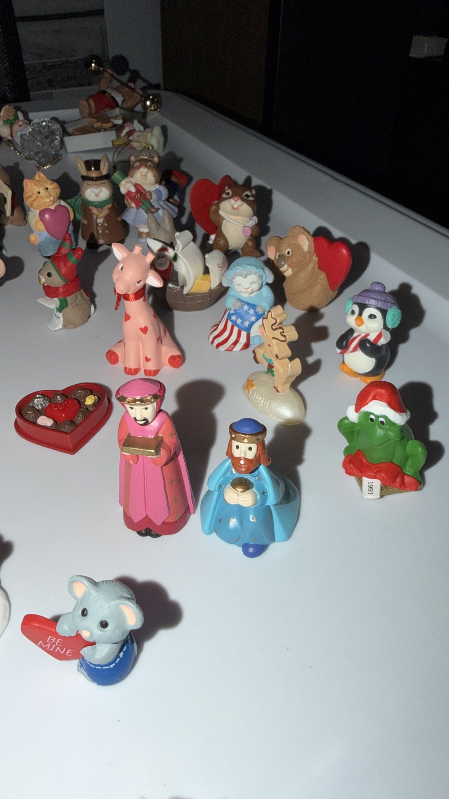 Figuras coleccionables Hallmark Merry Miniatures que representan animales festivos como ratones, osos y conejos.
(El precio es por unidad)