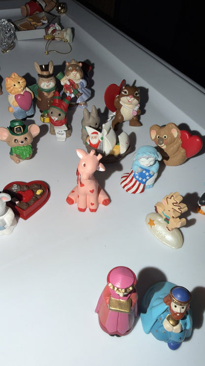 Figuras coleccionables Hallmark Merry Miniatures que representan animales festivos como ratones, osos y conejos.
(El precio es por unidad)