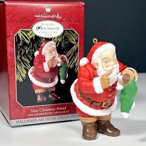 Adorno Hallmark Keepsake vintage que representa a Santa Claus con un cachorro nuevo.