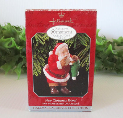 Adorno Hallmark Keepsake vintage que representa a Santa Claus con un cachorro nuevo.