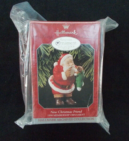 Adorno Hallmark Keepsake vintage que representa a Santa Claus con un cachorro nuevo.