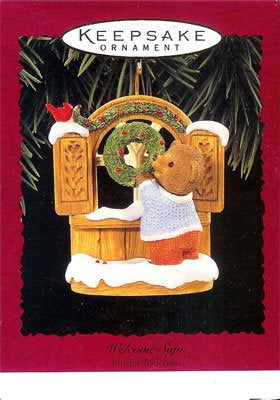 El adorno Hallmark "Welcome Sign 1996" presenta un diseño detallado con un oso y una corona, ideal para coleccionistas.